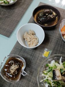 残りのもずくポン酢、納豆、茄子の煮浸しの副菜。