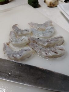 海老の下処理背ワタ取り。