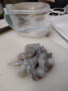 海老の下処理塩揉み。