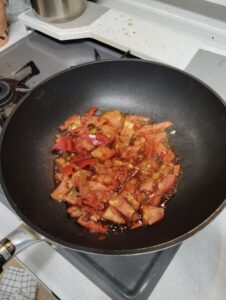 ケチャップ、ウスターソース、フレッシュトマト、赤ワインで煮込むビーフストロガノフのソース