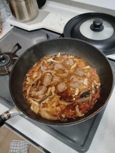 ソテーした牛肉と玉ねぎを加えてさらに煮込むビーフストロガノフ