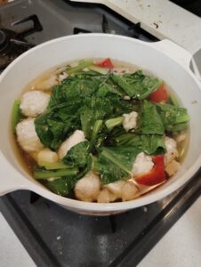 鶏ミンチ肉、豆腐、舞茸、人参、小松菜の和風鍋