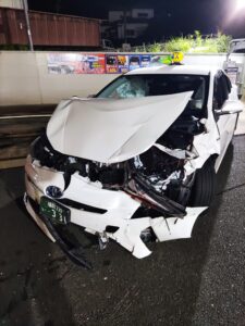 マイカーに激突した信号無視のタクシー車両の状態