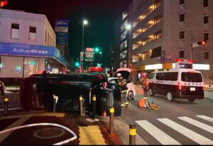 信号無視のタクシー車両から激突されたマイカーと警察の現場検証