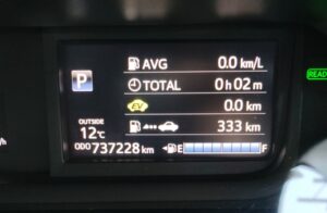 2025年12月28日車内撮影したタクシー車両のオドメーター表示 走行距離737228km