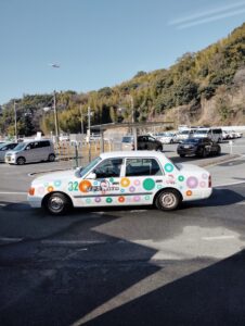 高齢者講習所の敷地内コースを走る車の写真
