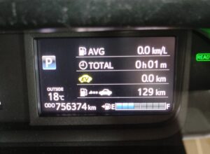 タクシー車両のデジタルメーターに表示された走行距離756374kmと外気温18℃、EV表示や燃料残量が確認できる運転席メーター画面